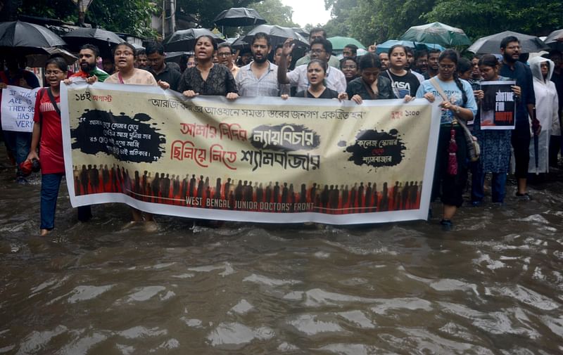 নারী চিকিৎসক ধর্ষণ-হত্যার প্রতিবাদে গতকাল রোববার কলকাতায় বৃষ্টি উপেক্ষা করে বিক্ষোভ হয়